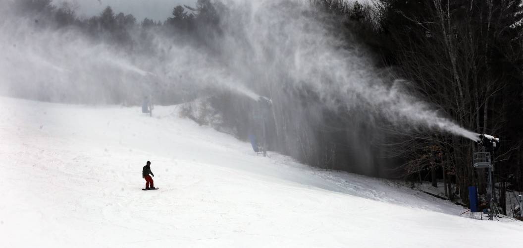 A snowboarder makes his way down the mountain at Attitash ski area Friday, Jan. 15, 2016, in Bartlett, N.H. Following a snowless Christmas with temperatures in the 60's, Northeast ski resorts are hoping to make up some of their losses during the Martin Luther King Jr. long weekend. Snow is finally covering the mountainous parts of Vermont, Maine and New Hampshire, with more to come this weekend. Sustained cold also has allowed resorts to continually make snow. (AP Photo/Jim Cole)
A snowboarder makes his way down the mountain at Attitash ski area on Friday in Bartlett, N.H. ap — Jim Cole  