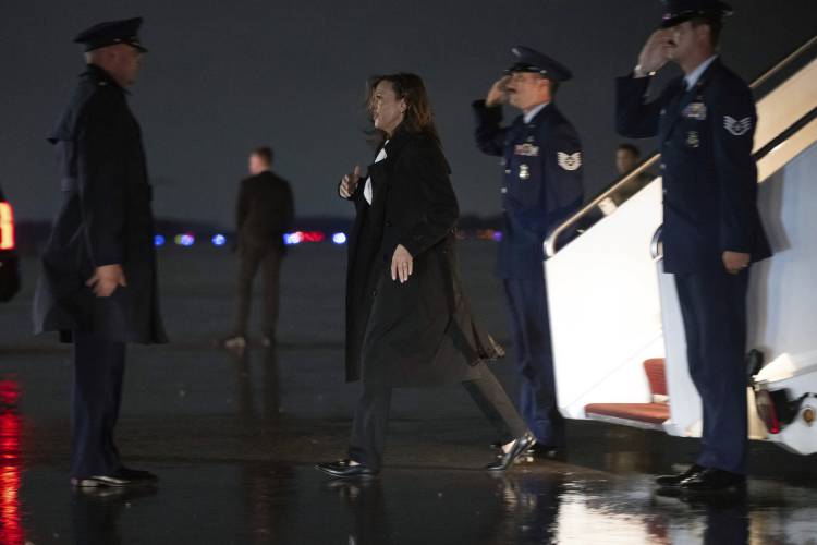 Democratic presidential nominee Vice President Kamala Harris disembarks from Air Force Two upon arrival at Joint Base Andrews, Md/. Thursday, Aug. 29, 2024. (Saul Loeb/Pool via AP)